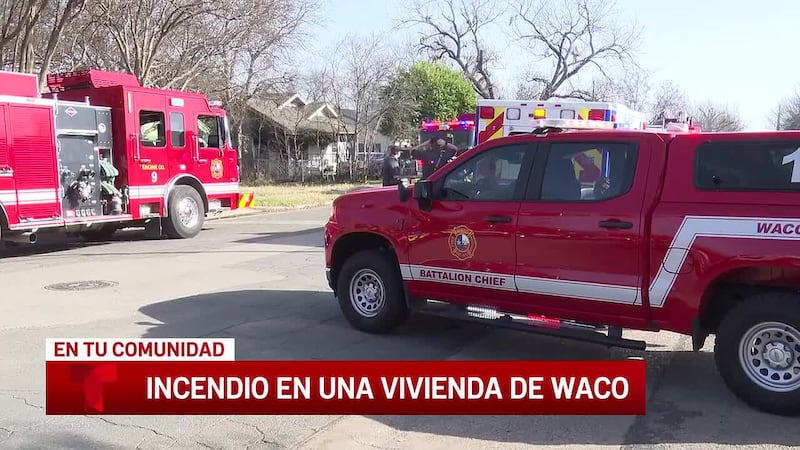 Bomberos de Waco luchan contra un incendio de vivienda la mañana del jueves