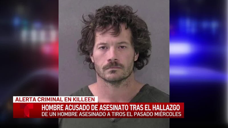 Un hombre con equipo de combate disparó 11 veces por la espalda a la víctima después de tomar...