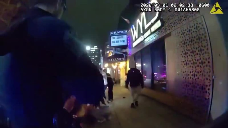 Imágenes de las cámaras corporales de la policía del tiroteo masivo en la calle 6ª de Austin,...