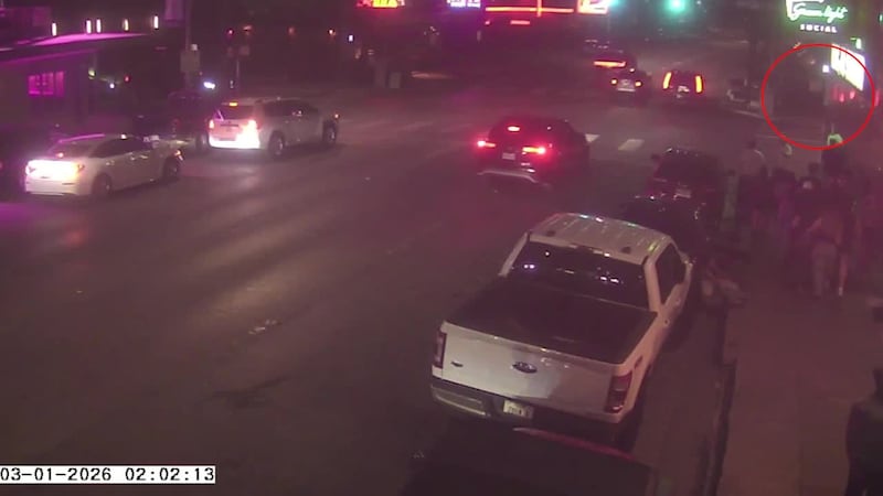 Imágenes de las cámaras de vigilancia del tiroteo masivo en la calle 6ª de Austin, Texas.