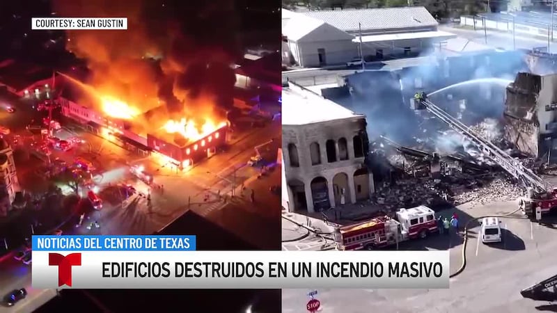 Cuadrillas de bomberos siguen en el lugar la mañana del martes tras un incendio masivo en el...