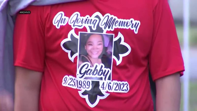 El caso de una madre hispana de tres que murió de un disparo en el pecho dentro de un vehículo...