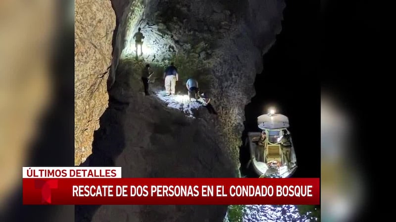 Múltiples equipos participan en un rescate en acantilado y en el agua en The Canyons, cerca...