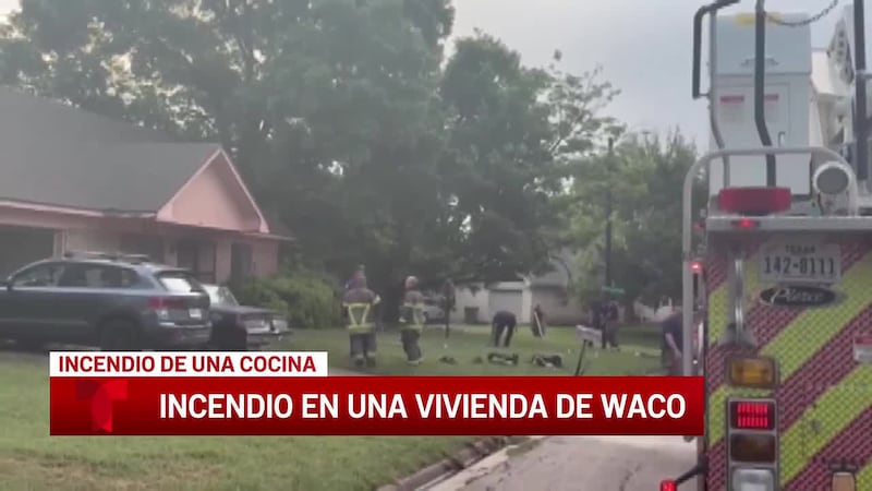 Los equipos de bomberos de Waco combaten un incendio en la cocina
