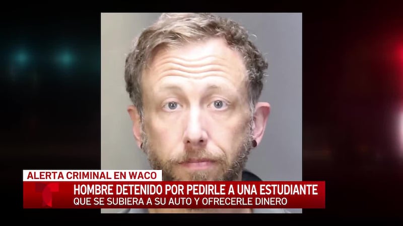 Un hombre de Valley Mills le pidió a una estudiante del instituto Waco High que se subiera a...