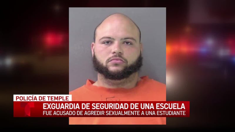 Un ex guardia de seguridad de una preparatoria del centro de Texas es detenido por un cargo de...