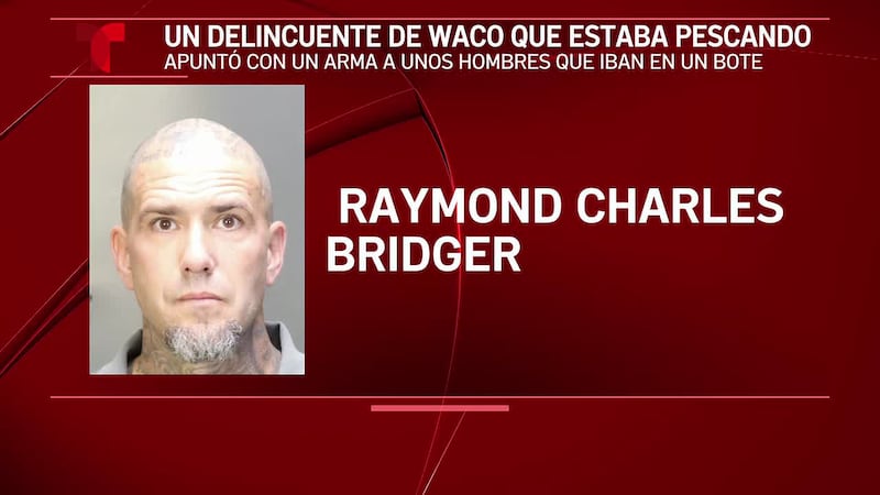 Un delincuente de Waco que estaba pescando con su novia apuntó un arma hacía unos hombres que...