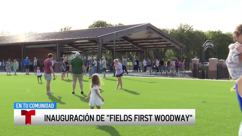 La ceremonia de dedicación para los campos de First Woodway atrae a docenas de personas antes...