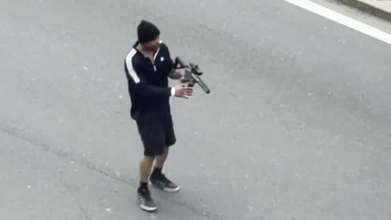 Terror en la vía. Hombre armado abre fuego contra vehículos en plena hora de tráfico. Revelan...