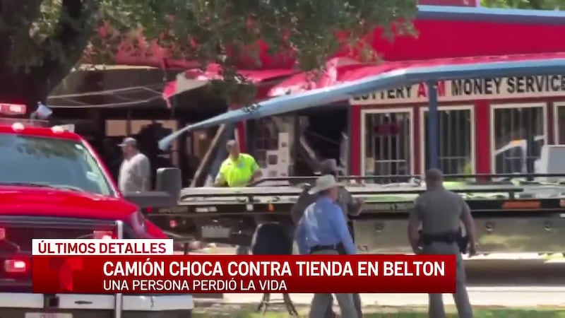 Una persona muere tras una colisión que provocó que un camión de gran tamaño se estrellara...