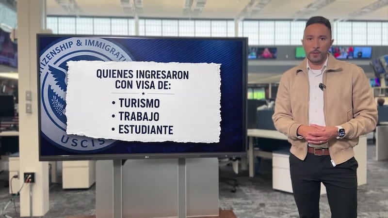 USCIS aclara la medida que obliga a solicitantes de 'green card' a salir de EE.UU.: informa en...