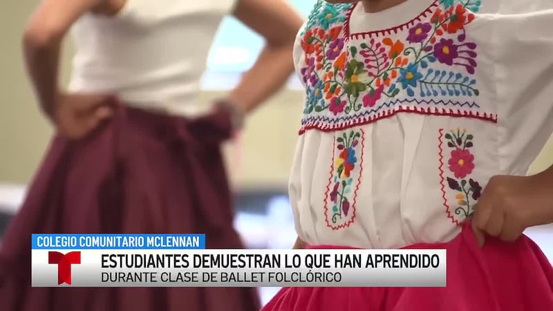 Niños celebran la cultura mexicana en curso de ballet folclórico en el Colegio Comunitario...