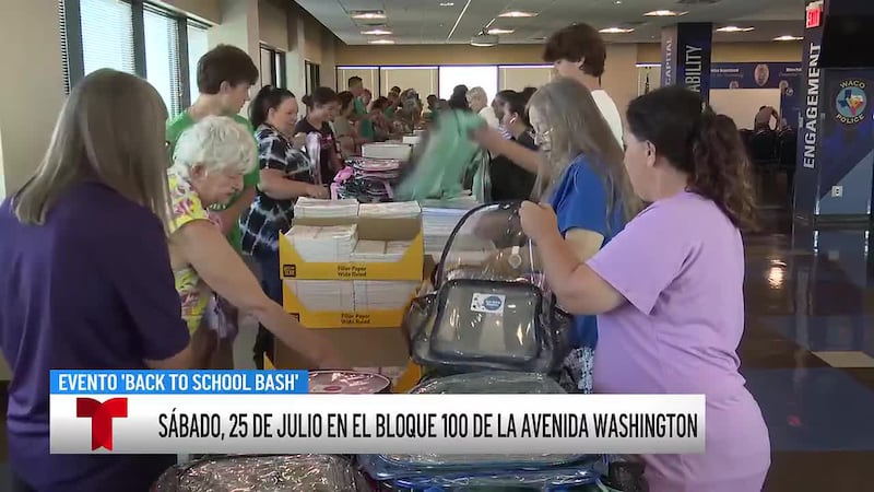 La policía de Waco y voluntarios preparan 1,500 mochilas para evento de regreso a clases