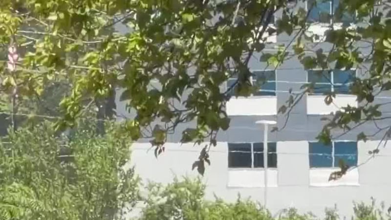 KWTX ha conseguido un vídeo en el que se ve a un hombre entregándose a las autoridades locales...
