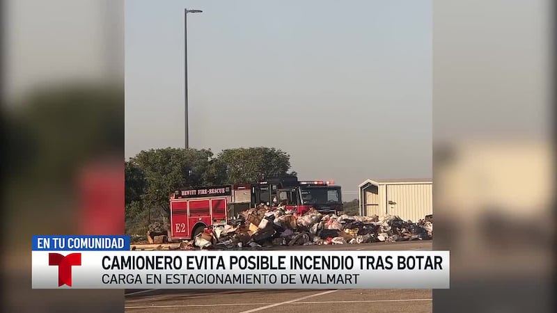 Un conductor tira la basura en el estacionamiento de Walmart tras ver humo en la parte trasera...