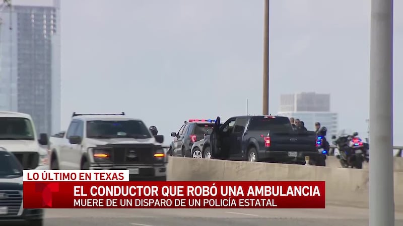 Una ambulancia robada de Fort Worth embiste a varios vehículos en la I-35, en Austin, antes de...