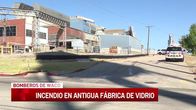 Se desata un incendio durante la demolición de la antigua fábrica de vidrio de Waco