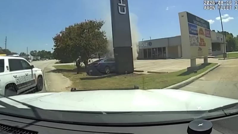 Agentes sacan a un sospechoso de robo de un vehículo en llamas después de una persecución en...