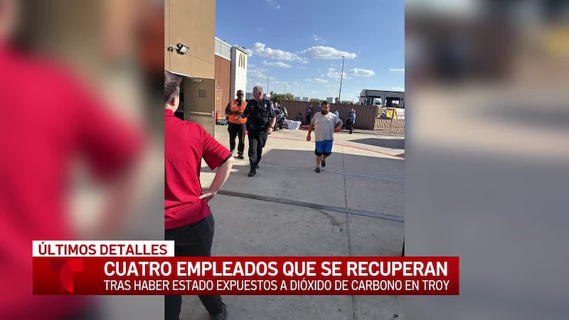 Cuatro trabajadores de comida rápida son hospitalizados tras exponerse a dióxido de carbono en...