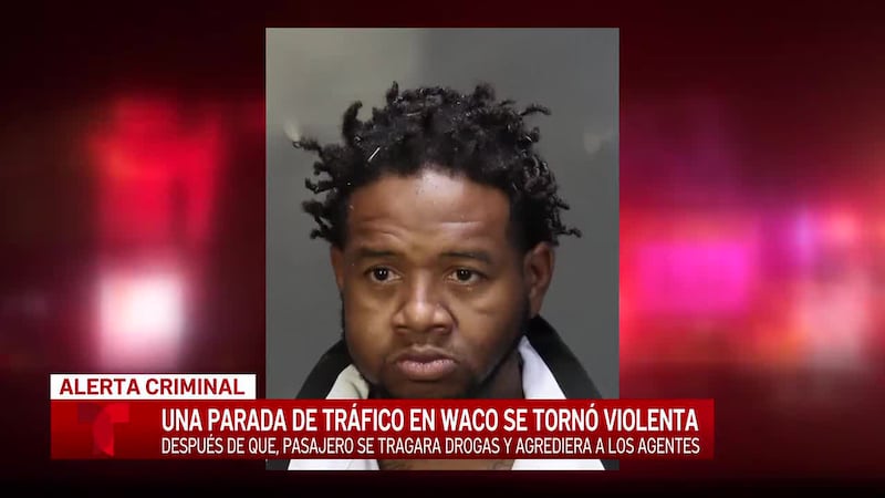 Sospechoso se traga una bolsita de drogas durante un forcejeo con agentes del DPS en Waco