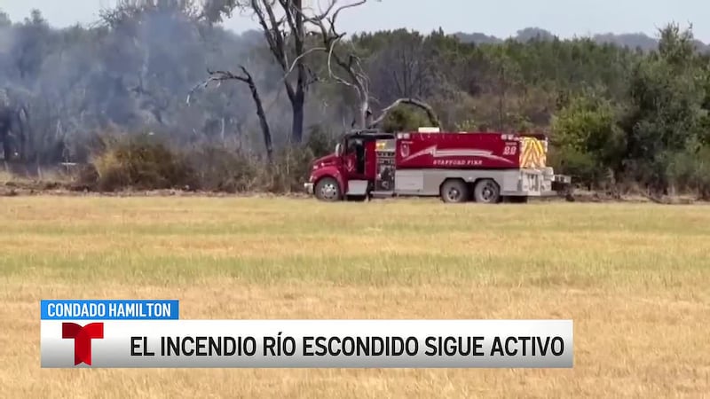 Evacuaciones obligatorias permanecen en efecto mientras equipos continúan batallando contra el...