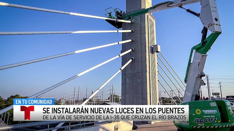 Se están reemplazando las luces del puente sobre el río Brazos en la I-35 antes del partido...