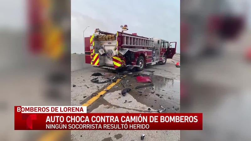 Vehículo choca con un camión de bomberos del Departamento de Bomberos de Lorena mientras los...