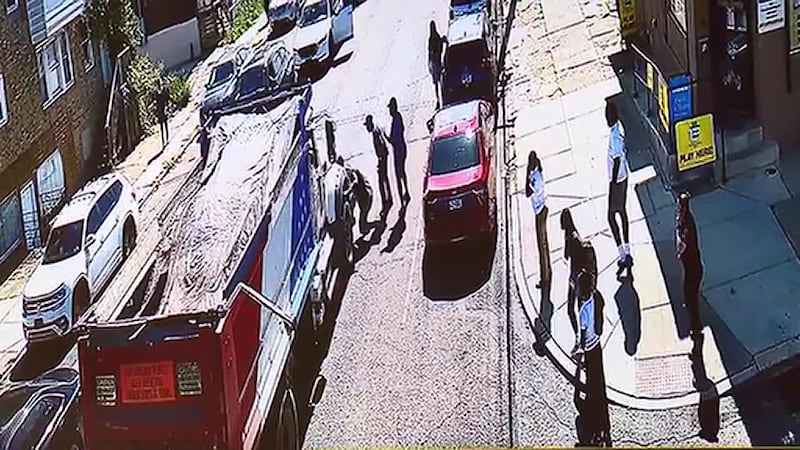 CAPTADO EN VIDEO: Camión se lleva por delante a joven que cruzaba la calle. Llaman héroe a...