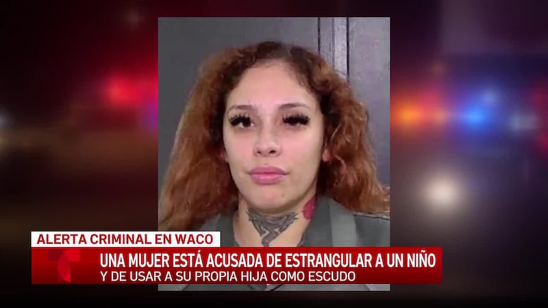 Mujer de Waco está acusada de estrangular a un niño levantándolo del suelo y también se...