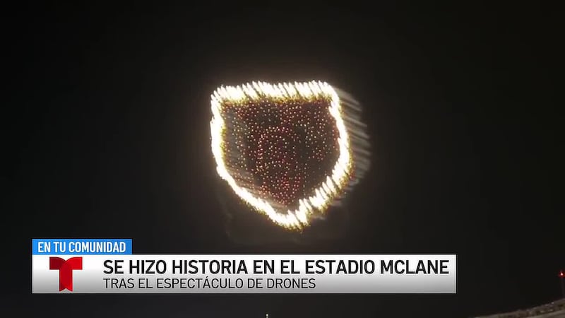 Espectáculo de drones en el estadio McLane