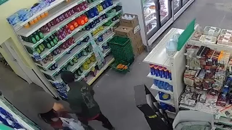 Acusado de amenazar con cuchillo a una mujer en una tienda Dollar Tree para intentar agredirla...