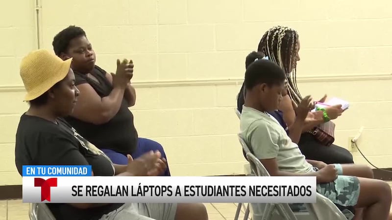 AT&T y Human I-T regalan 65 computadoras portátiles a estudiantes de Waco