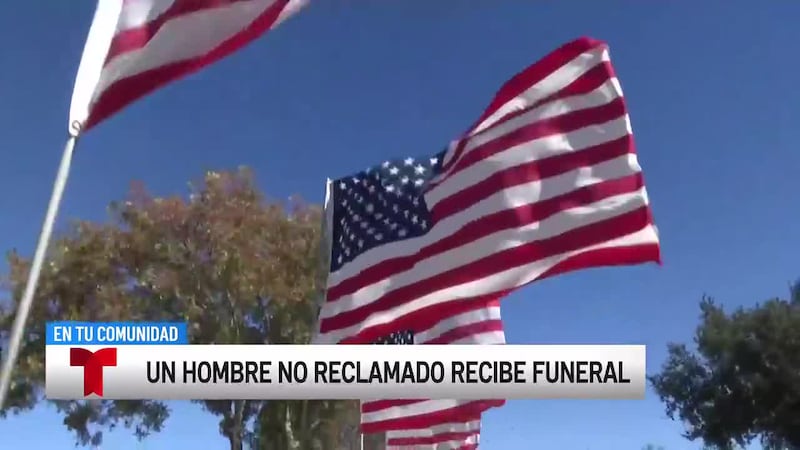 La comunidad reúne a los familiares lejanos para el al funeral de un veterano cuyo cuerpo...