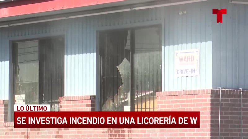 Los bomberos de Waco responden a un incendio estructural en una tienda de licor la mañana del...