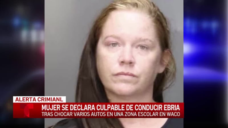Una mujer de Waco que chocó hacia carros en la zona de recogida escolar mientras conducía...