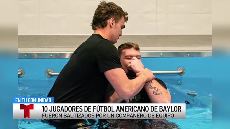 El mariscal de campo de la Universidad de Baylor bautiza a sus compañeros de equipo