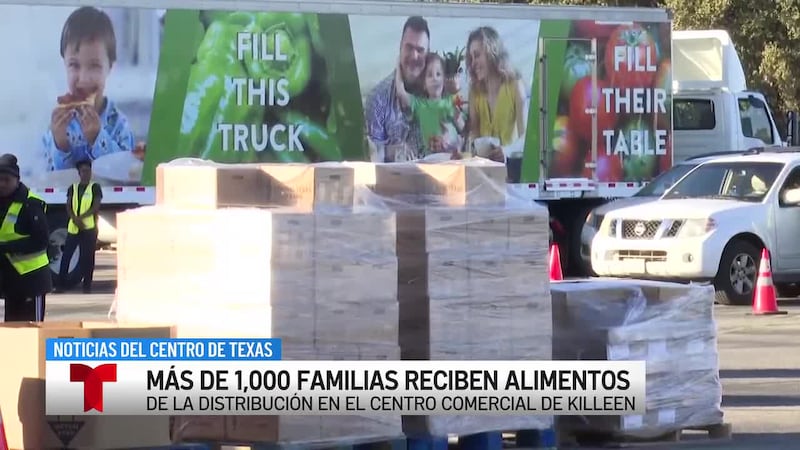 Más de 1.000 familias reciben alimentos de la distribución en el centro comercial de Killeen,...
