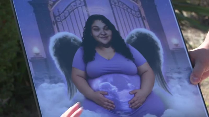 Hispana embarazada muere atropellada tras bajar del autobús con una de sus hijas, quien...