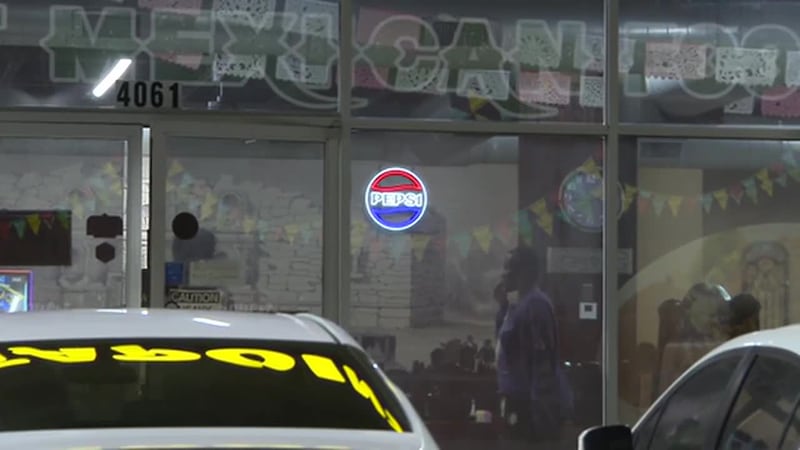 Momentos de terror por balacera en restaurante mexicano y el sospechoso huyera. "La cajera le...