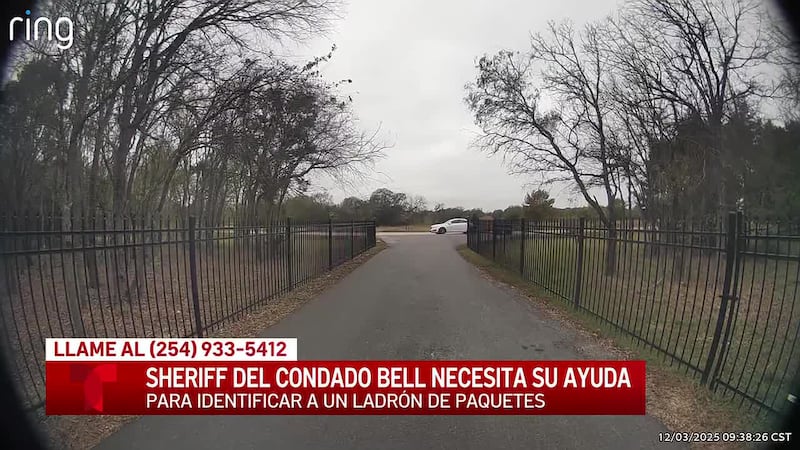 Un ladrón de paquetes es captado en camera robando de un hogar del área de Salado