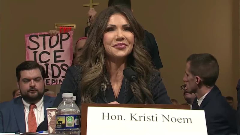 Kristi Noem defendió ante una comisión de la Cámara de Representantes el trabajo que realizan...