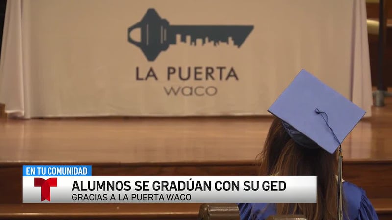 Alumnos del programa de GED de La Puerta Waco celebran su graduación