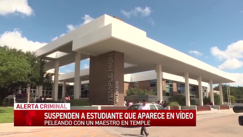 Un estudiante de la preparatoria Temple que es visto en un video peleando con un maestro es...